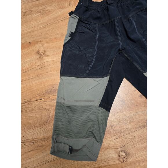 Endura Hummvee 3/4 Cycling Gray Black Outdoor Trail Shorts MTB Mountain Bike L - Picture 12 of 16